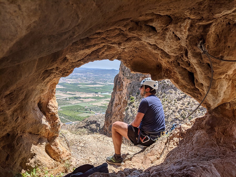 En verano esta pequeña cueva es un buen sitio donde descansar y protegerse del sol 