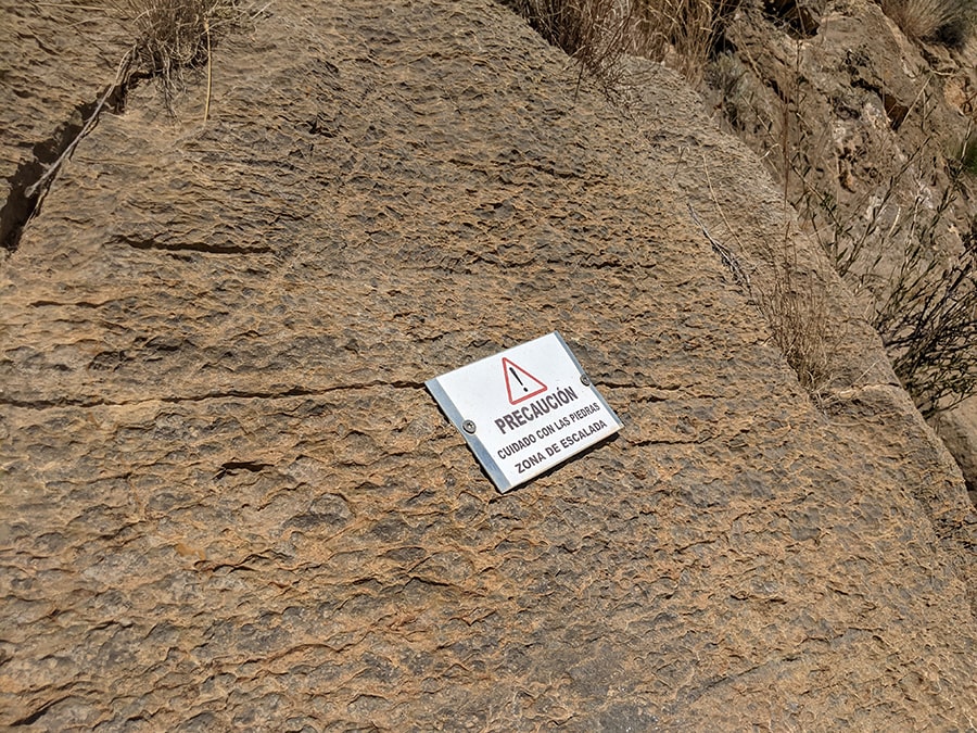 Cartel precaución de vías de escalada -no tirar piedras- 