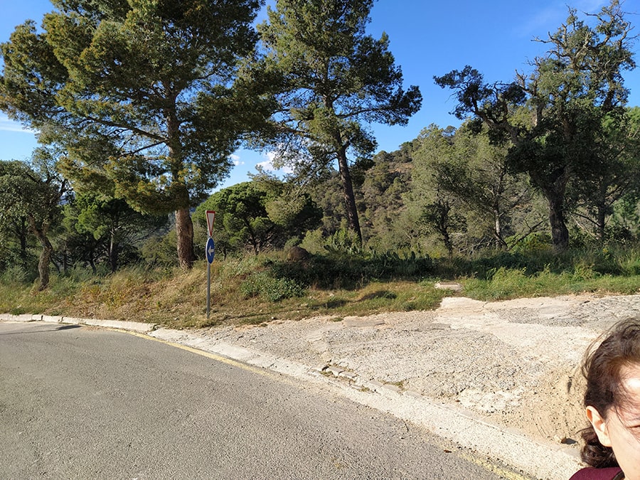 En la calle Pintor Francesc Coll de Tossa de Mar subimos por la pista cimentada 