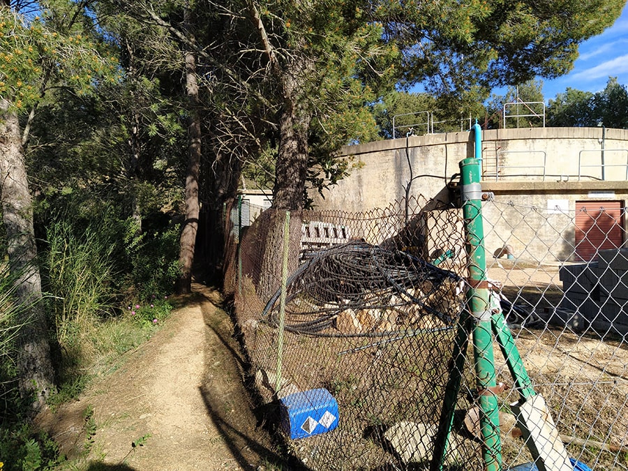 El sendero de subida se estrecha 