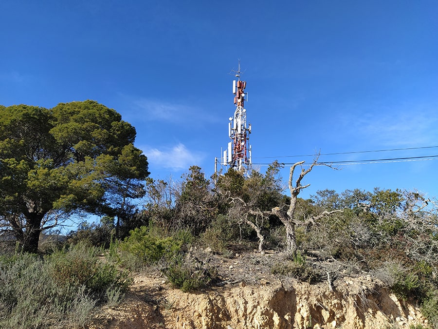 Repetidor y antena de telecomunicaciones 