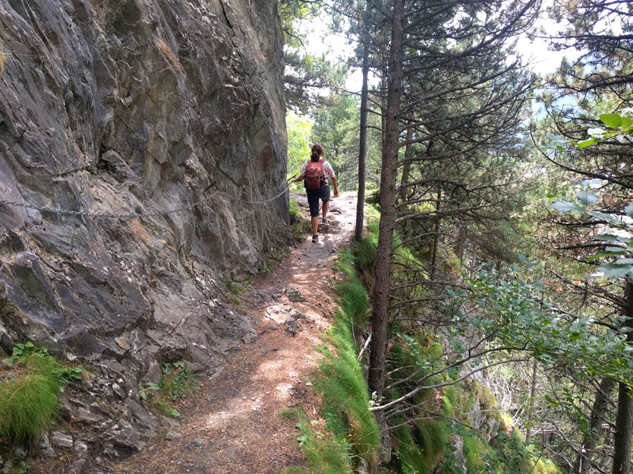Narrow area protected with a chain 