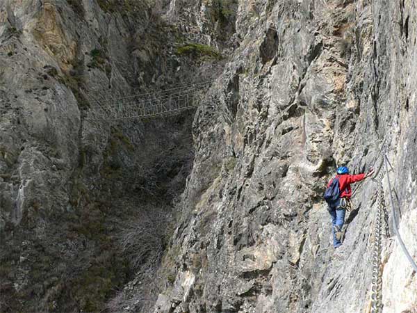 We start the ferrata looking for the suspension bridge 