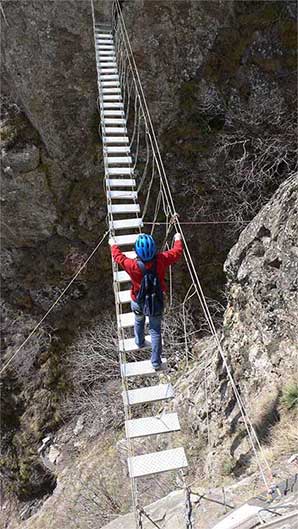 The suspension bridge is very well installed. It hardly sways 