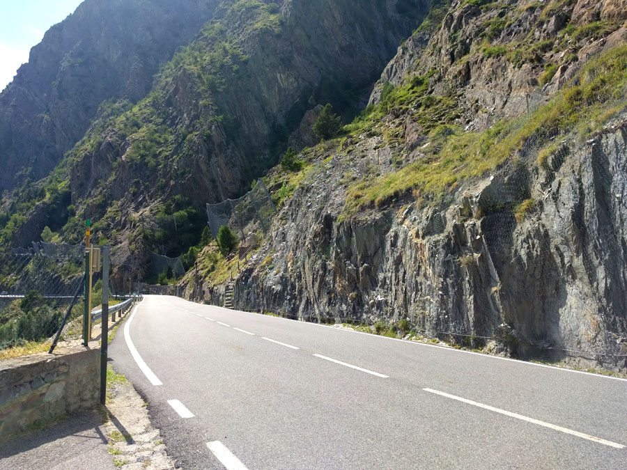From the parking area we can see the stairs -further down- that climb up to  the opposite side to the anti-landslides meshes 
