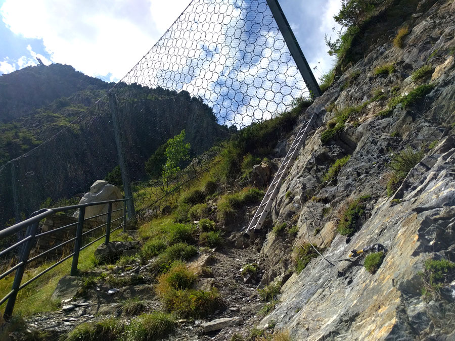Starting point equipped with a ladder from the CS-240 road 
