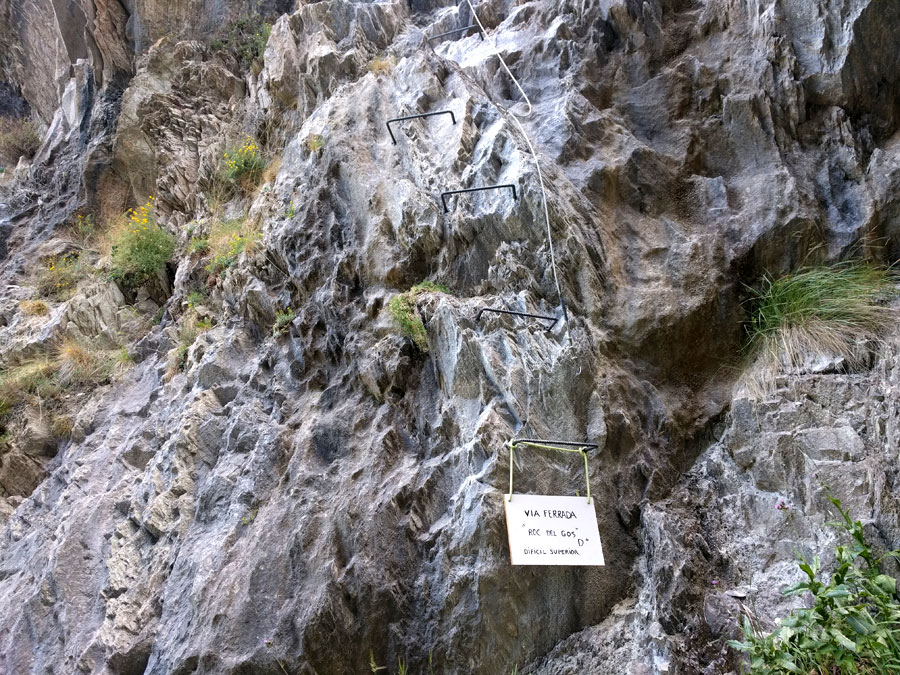 Entrance to the vía ferrata - First steps and D+ sign- 
