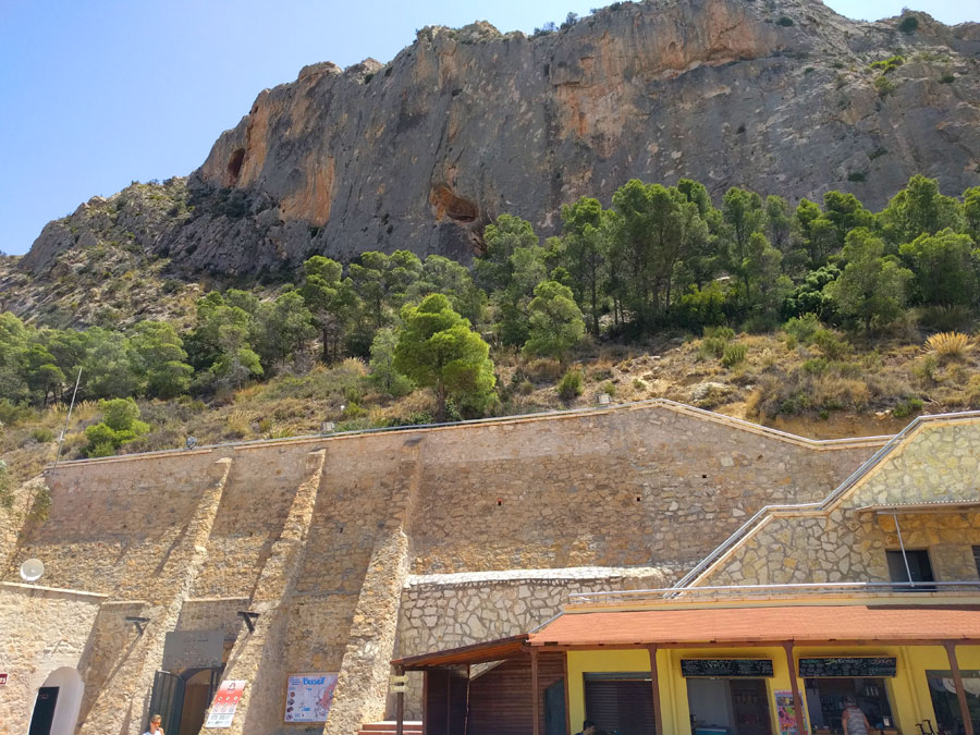 Vista de la pared desde la entrada a la Cueva del Canelobre -la ferrata queda a la derecha- 