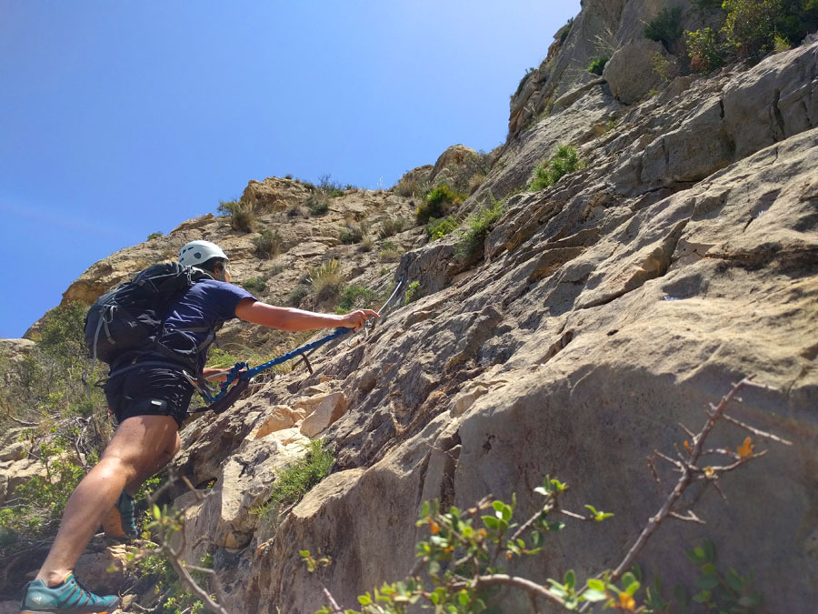 Primeras grapas de la vía ferrata 