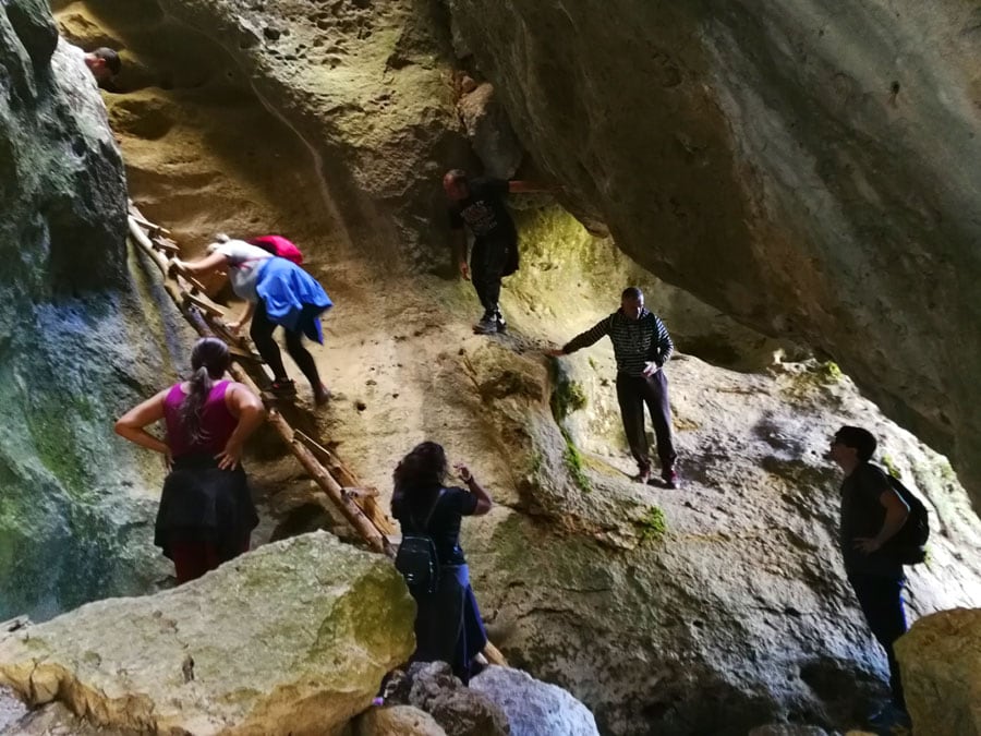 Primer resalte equipado con escalera de madera de unos 6 metros 