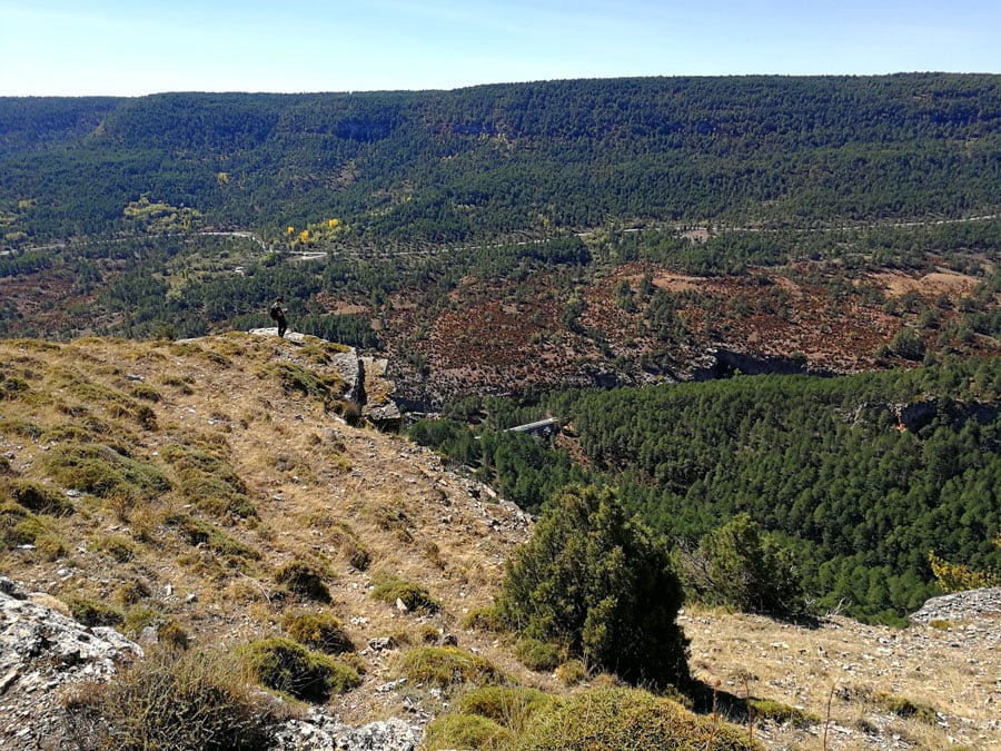Grandes vistas sobre el valle del río Júcar -se ve el puente de la canal Uña-Villalba- 