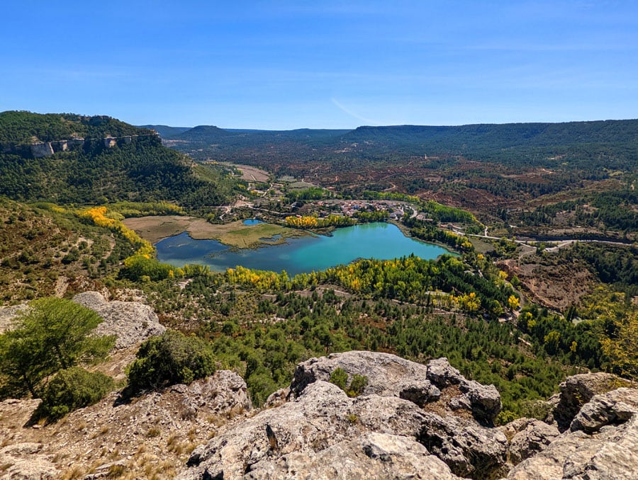 Encontraremos muchos miradores sobre la laguna de Uña. Aquí en el puntal de San Roque