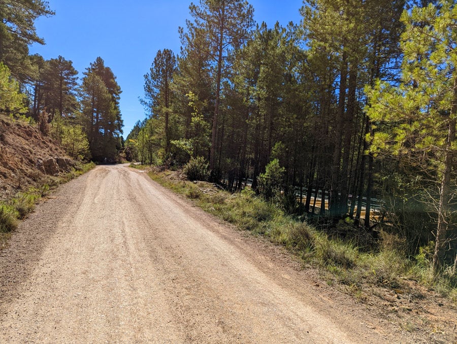 Vista atrás la pista paralela a la canalización 