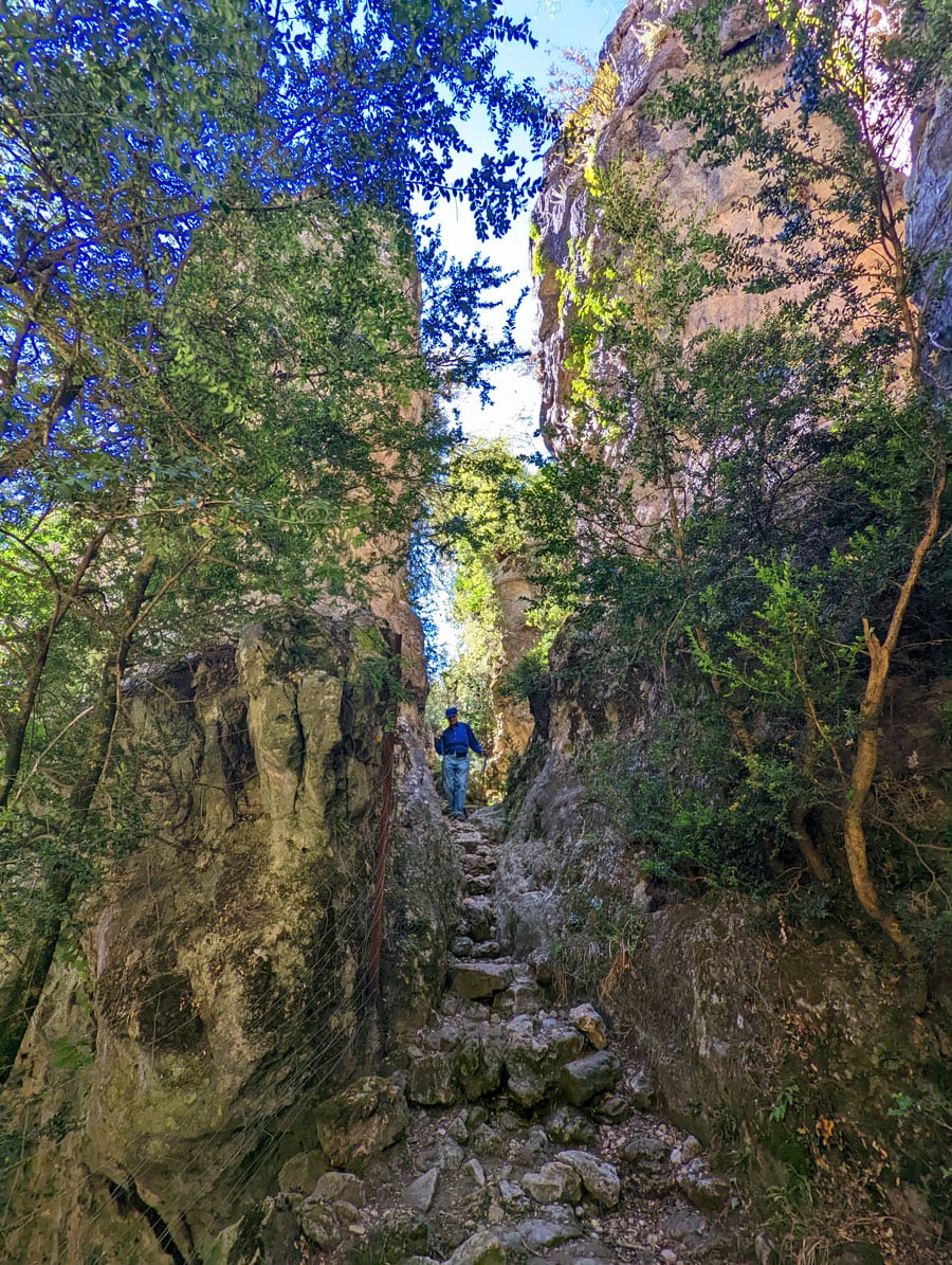 El sendero de la Raya es escalonado -por aquí subían las mulas de carga- 