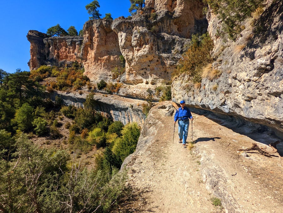 Caminando por la amplia cornisa de la Raya 