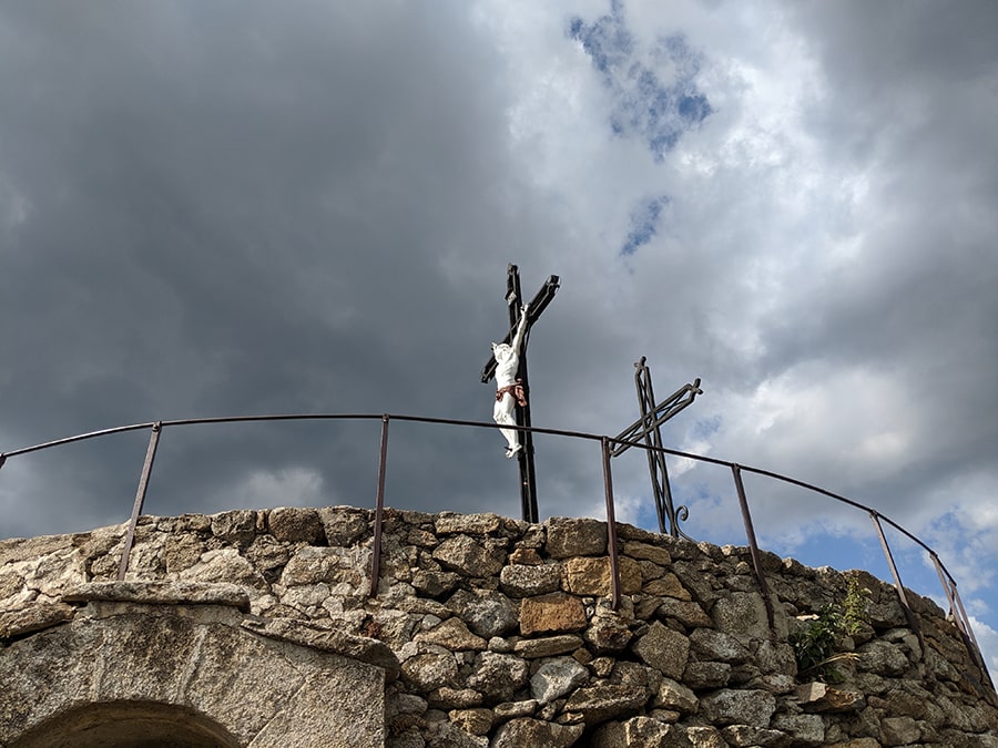 Las cruces del mirador visto desde abajo 
