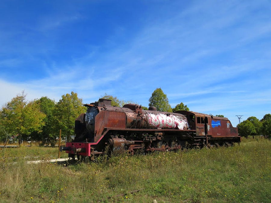 Encontraremos la bonita locomotora de vapor Mikado junto al apeadero y vías de tren que formaba parte del Ferrocarril Santander-Mediterráneo 