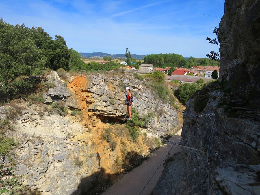 Cruzando el puente Nepalí de unos 15 metros donde el cable se mueve bastante 