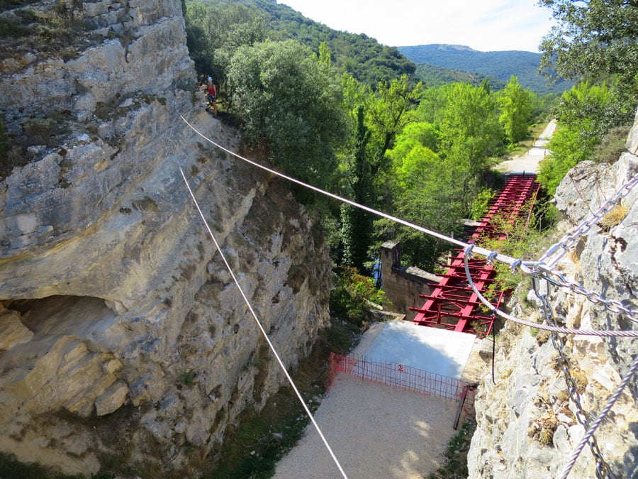 Buenas vistas sobre el río Nela y el puente rojo de hierro