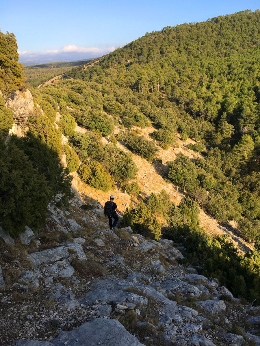 Camino de regreso seguimos los hitos -poco visible un poste bajo nos desvía  a la derecha hacia la rambla de Celumbres- 