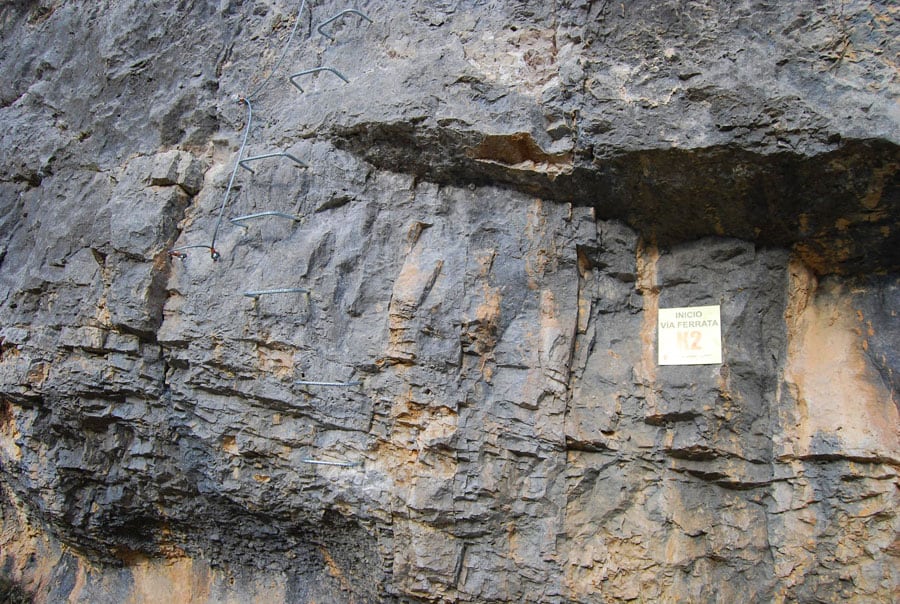 Entrada desplomada de la vía ferrata K2