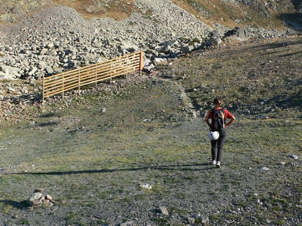We’ll see this little path on the left -between the 13 and 14 poles of the chairlift (marked with milestones)- 