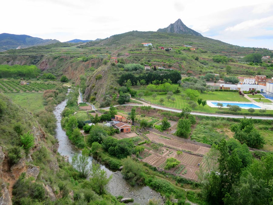 La imagen del río Leza junto con el monte Laturde de 1.039 m al fondo es muy bonita © Esther Merino 