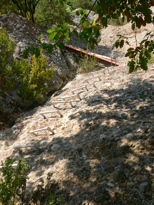 Los escalones de vía ferrata blancos 