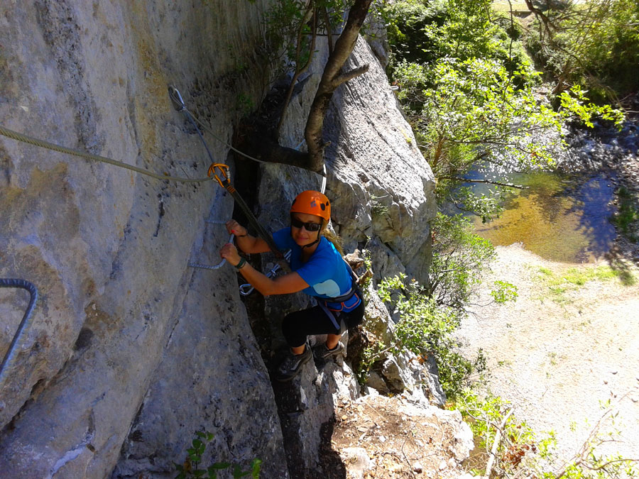Ladeando en la vía ferrata con el Deva de fondo ® Anna Jurado 