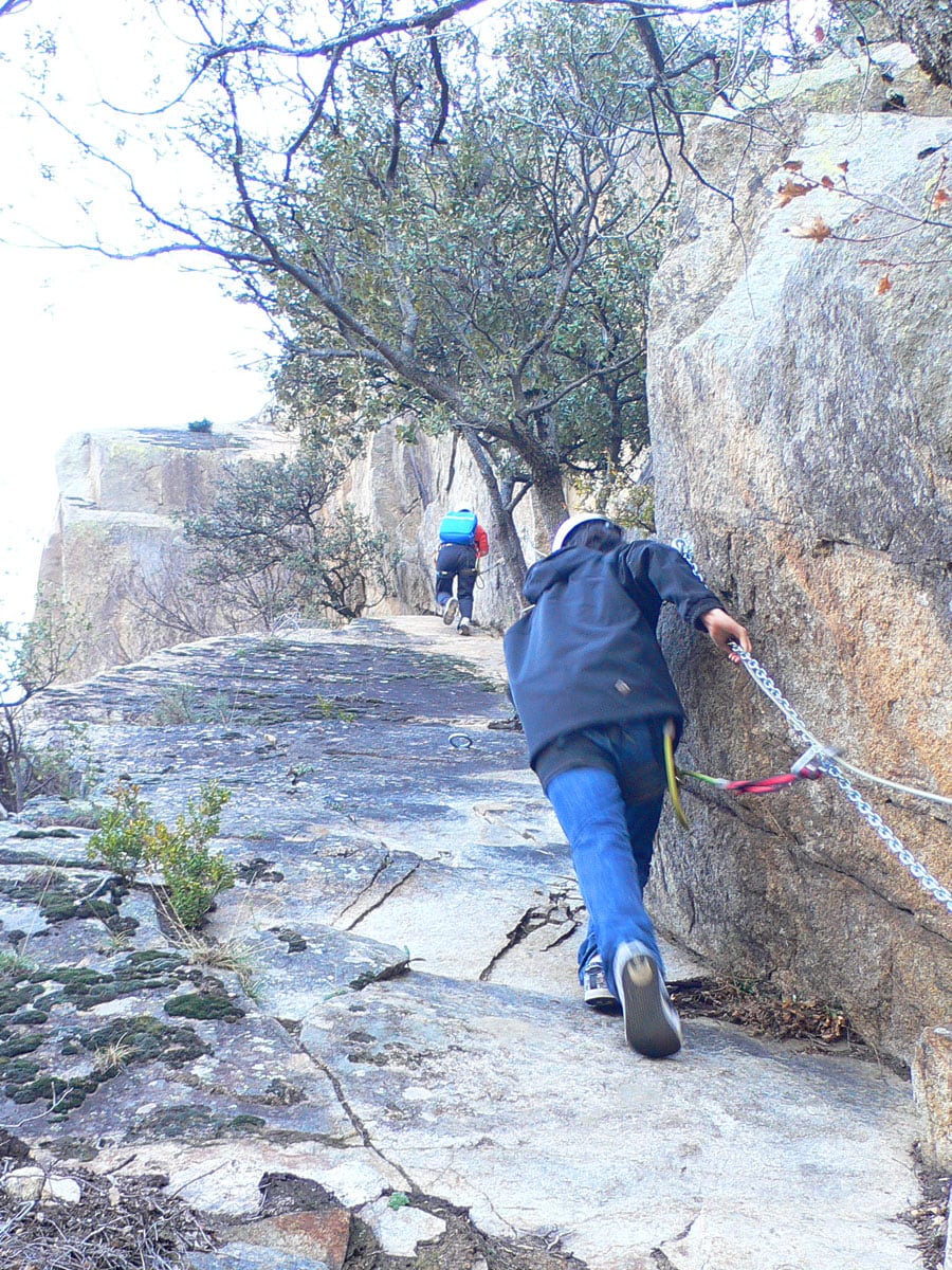 Lateral section on an inclined plane with the aid of chains 