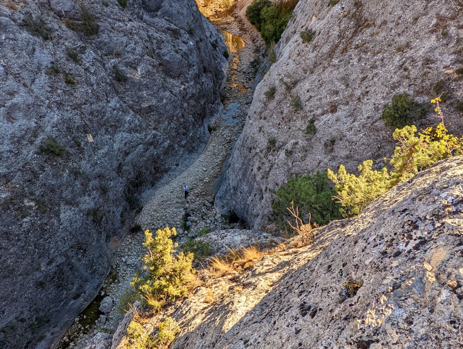 Vista hacia el lecho del torrente desde el final del segundo puente -a la derecha podemos ver el barranco seco que se puede rapelar- 