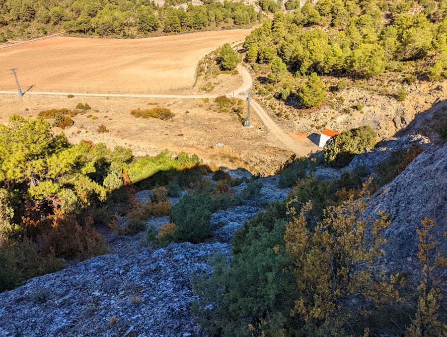 La caseta blanca asoma mientras regresamos 