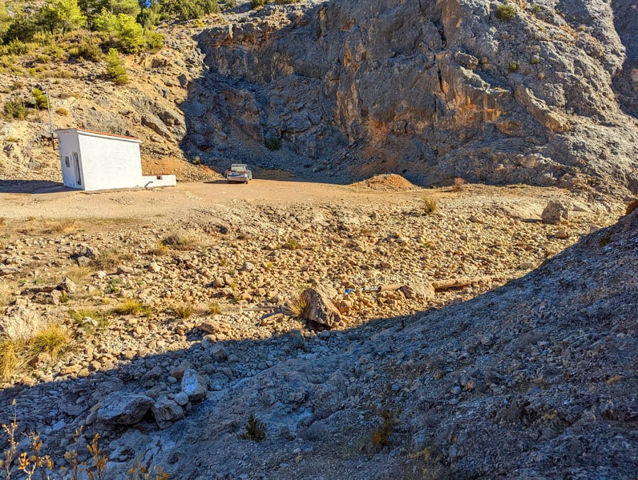Solo nos queda cruzar el torrente para llegar al estacionamiento 