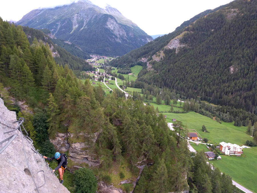 Vista hacia el valle de Evolène desde el flanqueo de la primera parte 