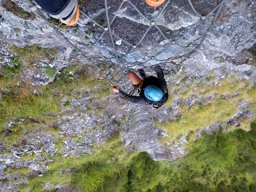 Larga malla metálica de salida de la vía ferrata 