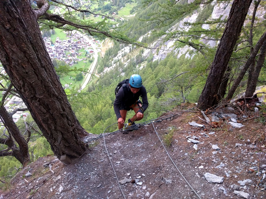 Salida de la vía ferrata con el pueblo de Evolène al fondo 