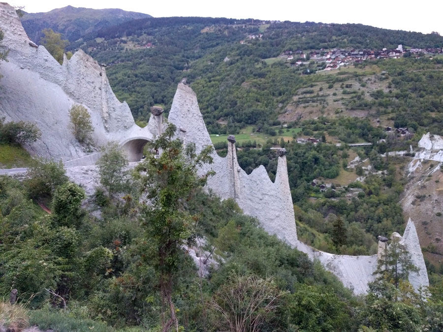 De camino  a la vía ferrata desde Sion podemos visitar las Pyramides d´Euseigne 