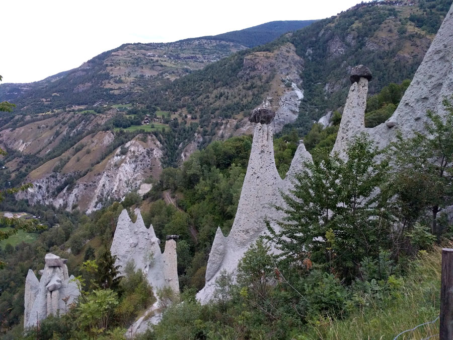 Curiosas formaciones a pie de carretera de las <em>Pyramides d´Euseigne</em> 