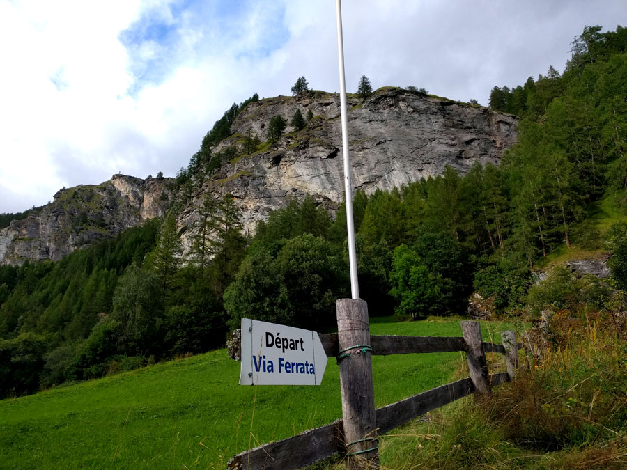 Indicador en el inicio de la subida a la pared de la vía ferrata 