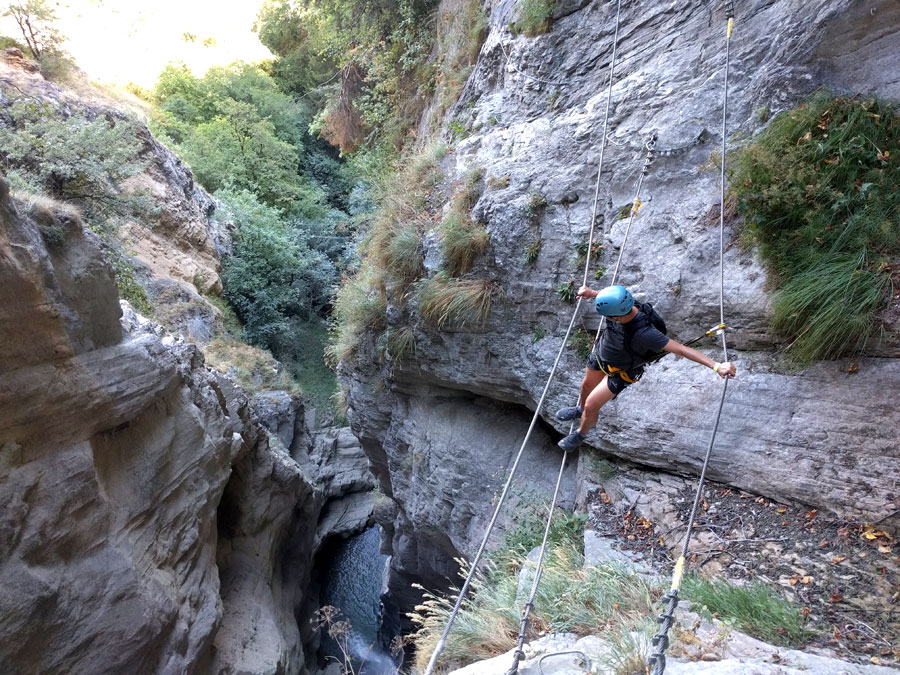Puente tibetano de 5 metros por encima del salto de agua inicial 
