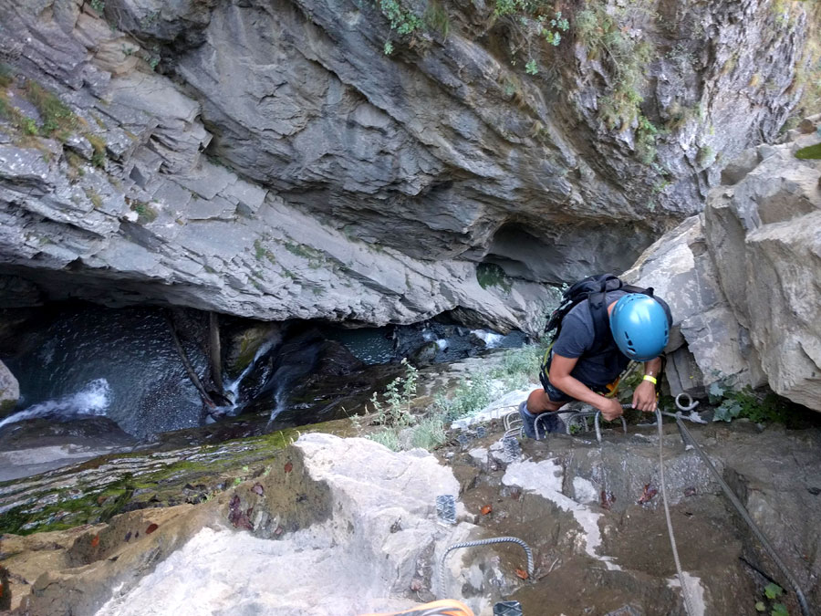 Subiendo por la pared izquierda del barranco 