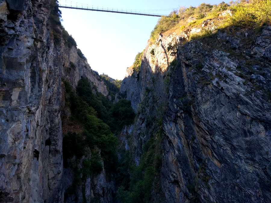 En lo alto vemos el puente colgante de Farinet 