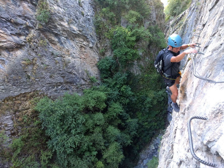 Paso lateral expuesto que nos lleva al túnel 