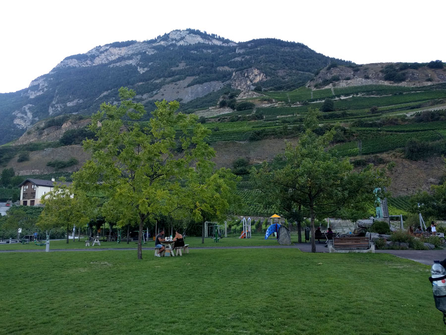 Parque y zona de juegos cerca del estacionamiento recomendado en la plaza de Farinet 