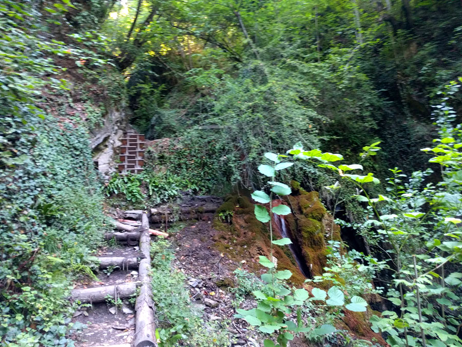 Subimos por las escaleras de la Caverne des Géants -una surgencia de aguas termales- 