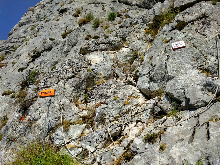 Nuevo rapel de 30 metros y escape equipado a la izquierda antes de la zona del diedro vertical 