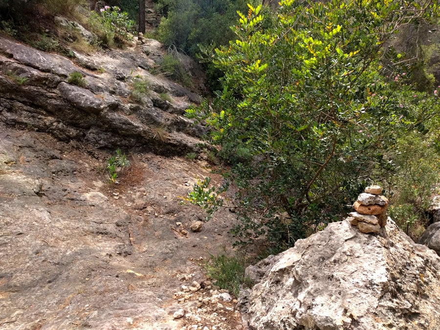 We cross the canyon following the milestones 