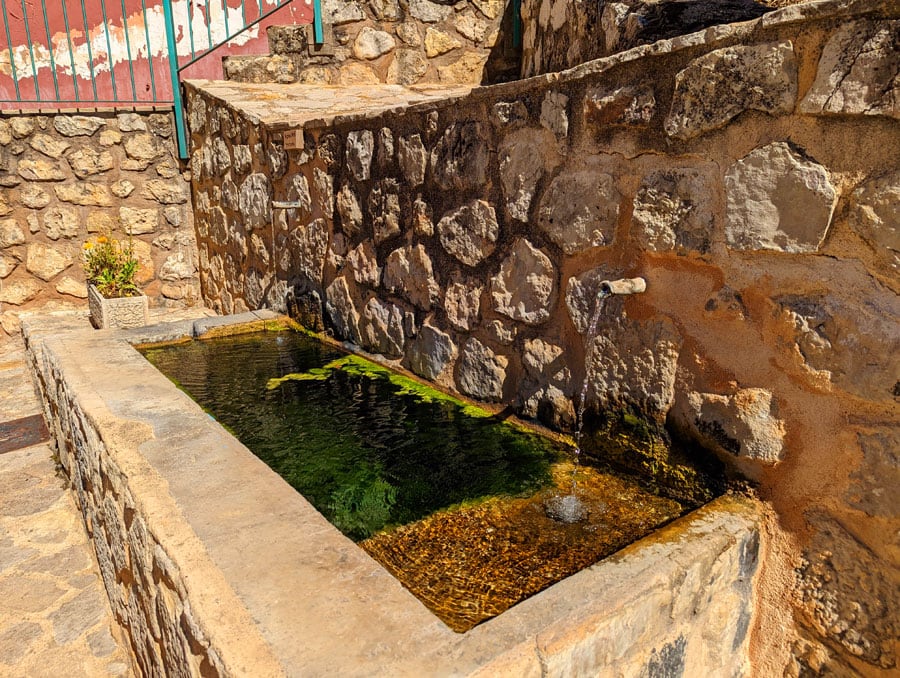 Fuente de agua no tratada a la salida del pueblo de Fuertescusa 