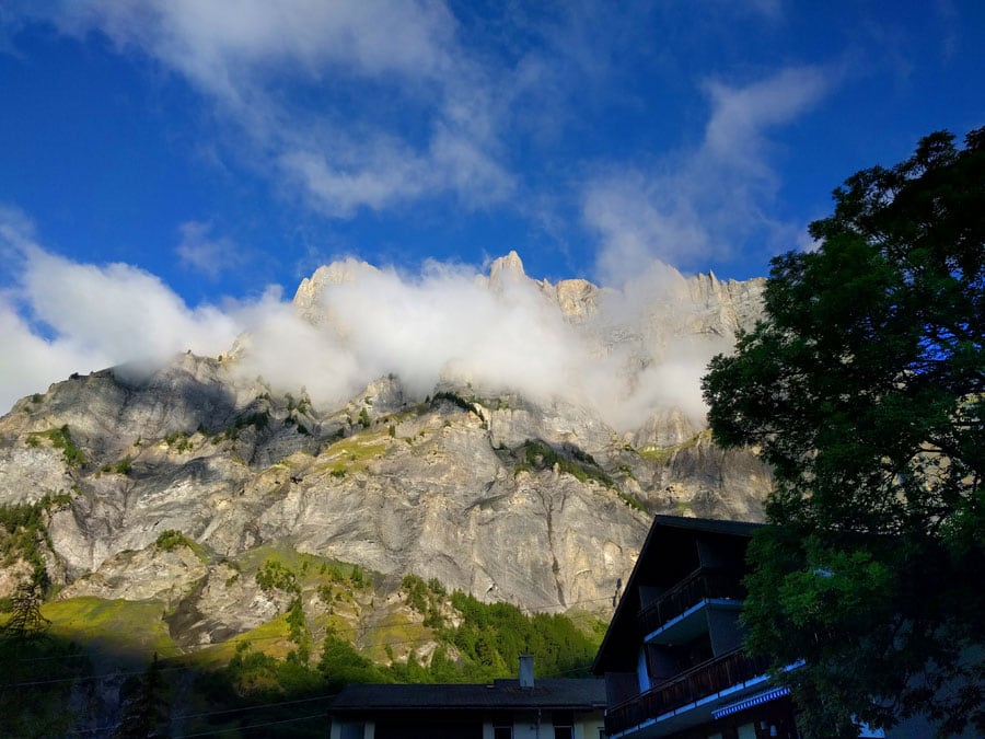 Vista parcial desde Leukerbad de las paredes por las que sube la vía ferrata 