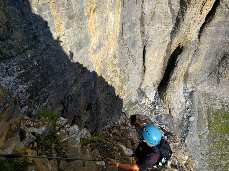 Subimos por el lateral de la pared escalonadamente -menos expuesto- 